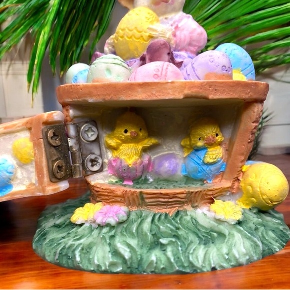 VINTAGE Easter Bunny Basket Figurine – Hidden Chick Compartment - Nostalgia - Picture 6 of 9
